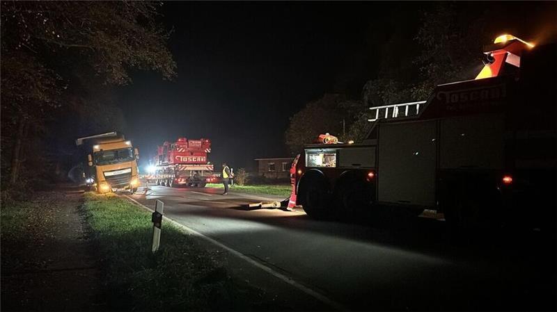 Lkw landet im Seitenraum - L135 zeitweise gesperrt Die L135 war im Bereich Midlum aufgrund der Bergung des Sattelzugs voll gesperrt.
