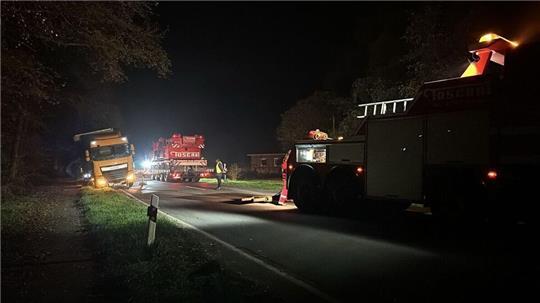 Die L135 war im Bereich Midlum aufgrund der Bergung des Sattelzugs voll gesperrt.