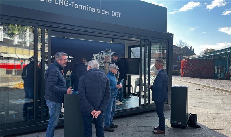 Die LNG-Info-Box auf dem Platz Am Sande am Freitagmorgen. Sie ist auch am Samstag, 26. Oktober, von 8 bis 13.30 Uhr geöffnet.