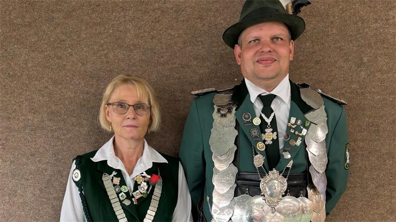 Florian Thalmann ist neuer Schützenkönig in Ladekop Die Ladekoper Schützen werden von Schützenkönig Florian Thalmann und Damenkönigin Gabriele Dierks geführt.