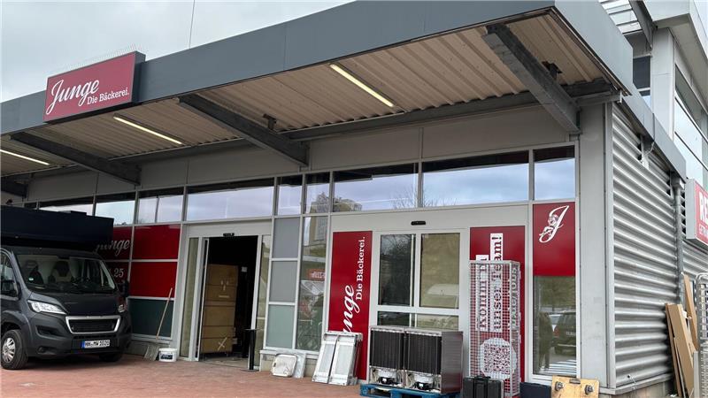 Die Ladenbauarbeiten laufen noch: Am Donnerstag, 17. April, wird die Filiale der Bäckereikette Junge neben dem Rewe-Markt Westmoor eröffnen.