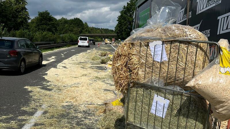 Die Ladung des Lkw, Stroh und Kleintierstreu, hatten sich auf der Fahrbahn der A39 verteilt.