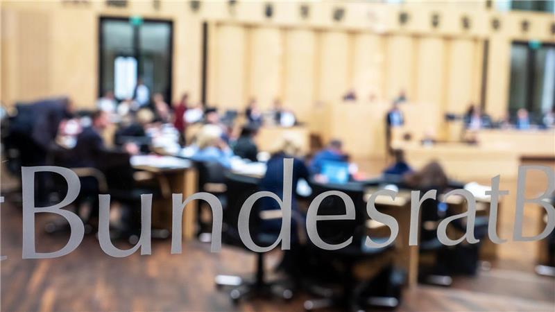 Rauchverbot und Milliarden - Was die Länder wollen Die Länder fordern in mehreren Initiativen neue Regeln etwa zum Jugendschutz.
