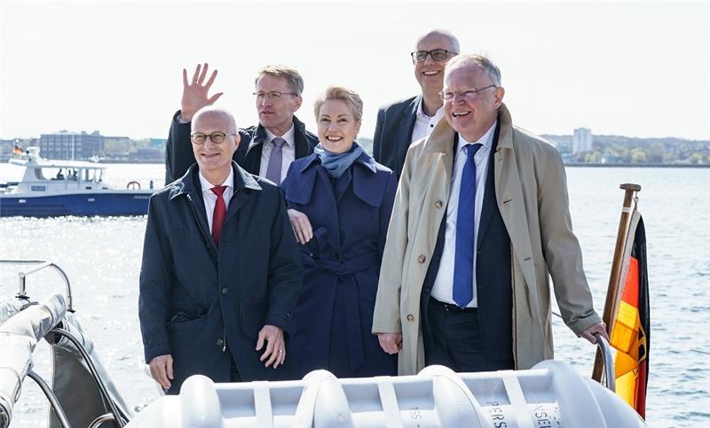 Ministerpräsidenten verlangen Rüstungsaufträge für Nord-Unternehmen Die Länderchefs Peter Tschentscher (SPD/Hamburg, v.l.), Daniel Günther (CDU/Schleswig-Holstein), Manuela Schwesig (SPD/Mecklenburg-Vorpommern), Andreas Bovenschulte (SPD/Bremen) und Stephan Weil (SPD/Niedersachsen). Foto: Axel Heimken/dpa
