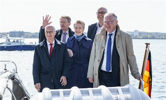 Die Länderchefs Peter Tschentscher (SPD/Hamburg, v.l.), Daniel Günther (CDU/Schleswig-Holstein), Manuela Schwesig (SPD/Mecklenburg-Vorpommern), Andreas Bovenschulte (SPD/Bremen) und Stephan Weil (SPD/Niedersachsen). Foto: Axel Heimken/dpa