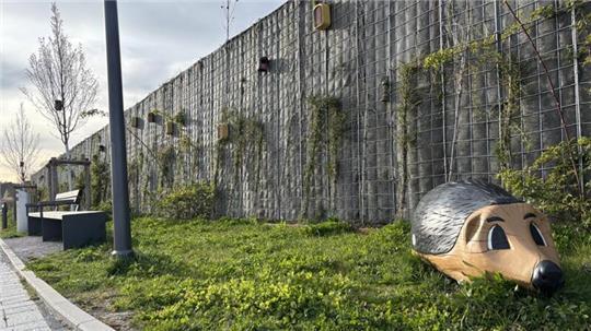 Die Lärmschutzwand in der Giselbertstraße in Buxtehude. Foto: Hansestadt Buxtehude