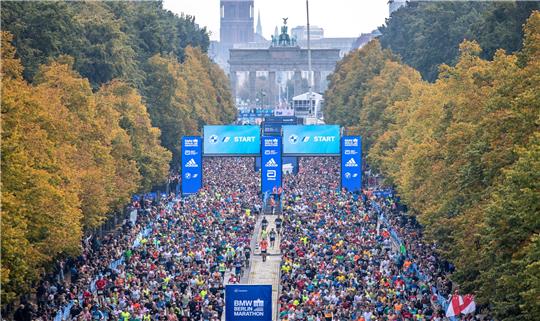 Die Läufer der ersten Welle starten auf der Straße des 17. Juni zum BMW Berlin Marathon. Vor der nächsten Auflage an diesem Wochenende wird auch über das Umwelt-Engagement der Veranstalter gesprochen. Foto: Andreas Gora/dpa +