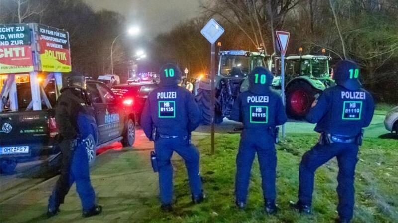 Bauern blockieren Druckerei in Bremerhaven – Polizeieinsatz und massive Kritik Die Lage am Freitagabend in Bremerhaven war angespannt. Polizei und Landwirte sowie deren Sympathisanten verhandelten miteinander.