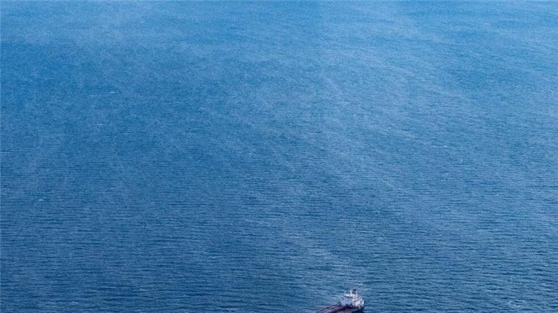 Die Lage am havarierten Öltanker „Eventin“ wird komplizierter - Grund ist ein Sturm über der Ostsee. Zusätzliche Schiffe und ein Spezialistenteam wurden zu dem Tanker geschickt.