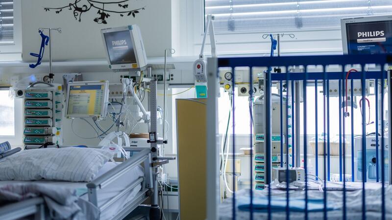 Die Lage an vielen Kinderkliniken ist Experten zufolge kritisch: Ärztemangel, Fachkräftemangel, Geldmangel und der Abbau von Betten setzen die Einrichtungen zunehmend unter Druck.
