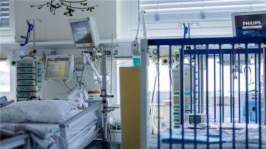 Die Lage an vielen Kinderkliniken ist Experten zufolge kritisch: Ärztemangel, Fachkräftemangel, Geldmangel und der Abbau von Betten setzen die Einrichtungen zunehmend unter Druck.