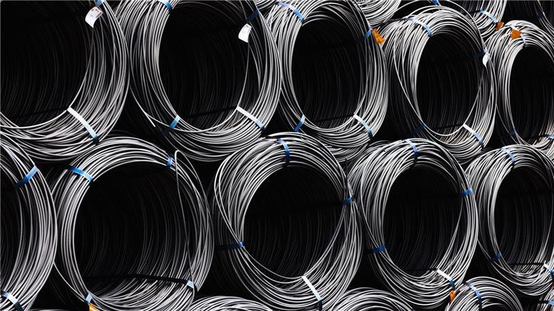 Die Lage in der Industrie in Deutschland bleibt angespannt: Im Juni ist die Produktion überraschend stark gesunken. (Archivbild)