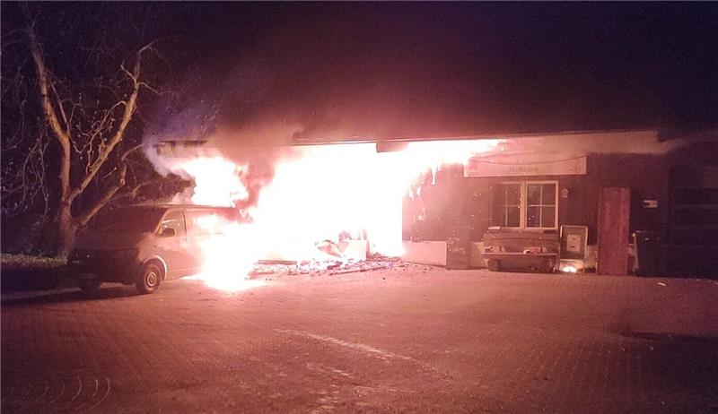 Die Lagerhalle einer Großbäckerei war in der Nacht zu Donnerstag in Brand geraten. Foto: Polizei