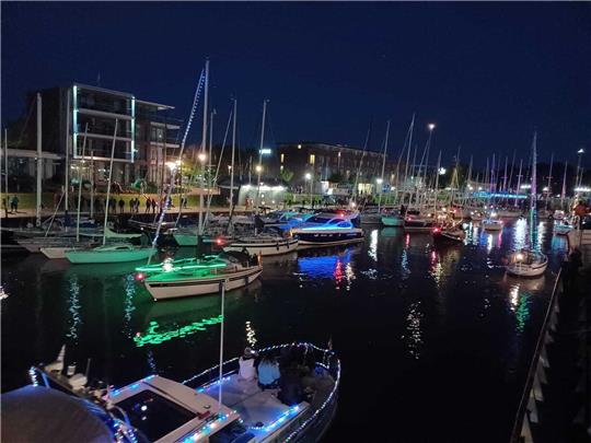 Die Lampionfahrt der Stader Segler, fotografiert vom Deck der Greundiek. Foto: Feindt