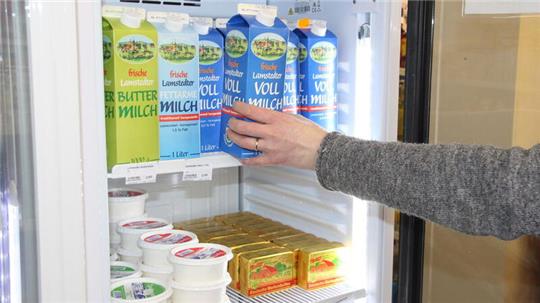 Die Lamstedter Molkerei produziert frische Milch, Sahne, Sauerrahmbutter und andere Produkte.