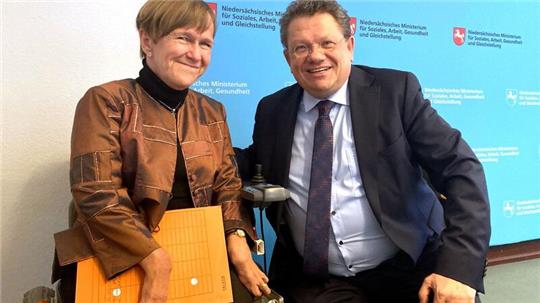 Die Landesbeauftragte für Menschen mit Behinderung, Annetraud Grote (l), und Andreas Philippi (SPD)sitzen bei einer Pressekonferenz.