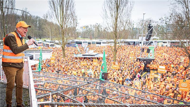 Die Landesjägerschaft um Präsident Dammann-Tamke (l) hatte erstmals zu einer Demo dieses Ausmaßes aufgerufen. Auch aus vielen anderen Bundesländern waren Demonstranten angereist. (Archivbild)