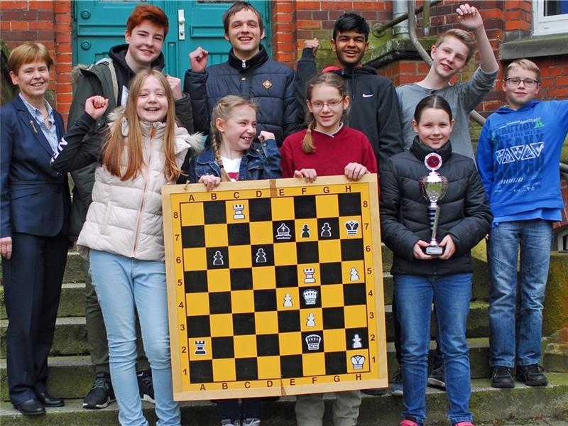 Die Landesmeister: Die stellvertretende Schulleiterin vom Athenaeum, Elfriede Schöning, die sich sehr freut, „dass Herr Scholvin wieder für die Schach-AG reaktiviert werden konnte“, Josephine Lieber, Juule Ahrend, Annika Utecht und Janne Wa