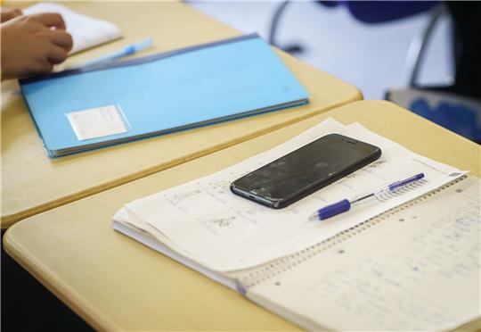 Die Landesregierung in Hannover hält nichts von einem Handy-Verbot an Schulen. Foto: dpa