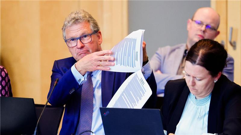 Northvolt-Akten: SPD und FDP wollen vollständige Freigabe Die Landesregierung und die Oppositionsparteien haben laut Bernd Buchholz wiederholt unterschiedliche Auffassungen über die Schwärzung bestimmter Aktenpassagen. (Archivbild)