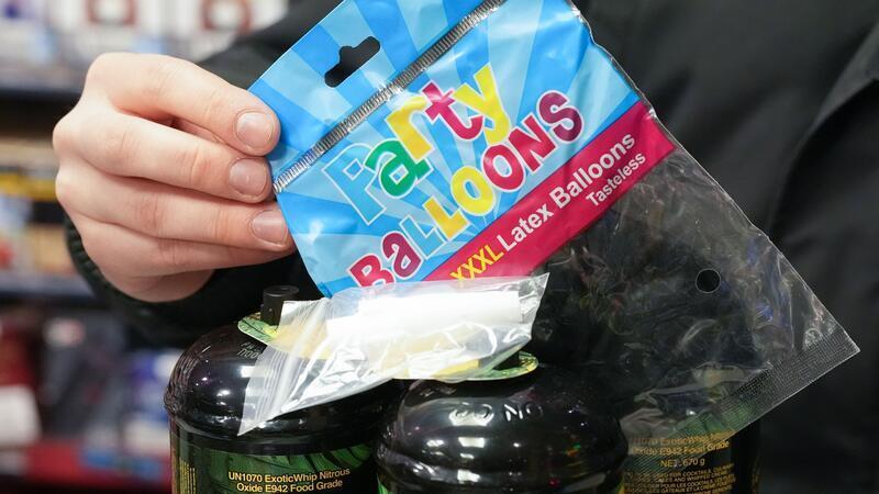 Die Landesregierung will Kinder und Jugendliche in Schleswig-Holstein mit einem Verkaufsverbot von Lachgas an Minderjährige schützen. (Symbolbild)