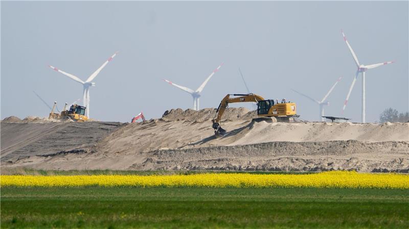 Was, wenn der Meeresspiegel steigt – Rückzug von der Küste? Die Landesschutzdeiche in Schleswig-Holstein werden zu sogenannten Klimadeichen ausgebaut. (Archivbild)