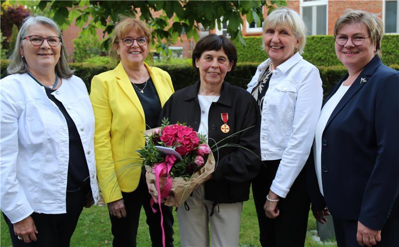 Die Landfrauen gratulieren der Nottensdorferin Elisabeth Alpers-Janke (Mitte) zum frisch verliehenen Bundesverdienstkreuz.