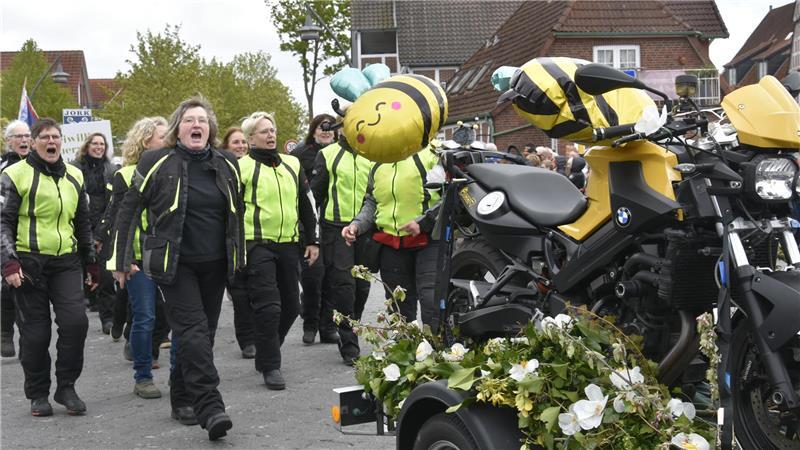Die Landfrauen präsentieren sich in Motorradkleidung.
