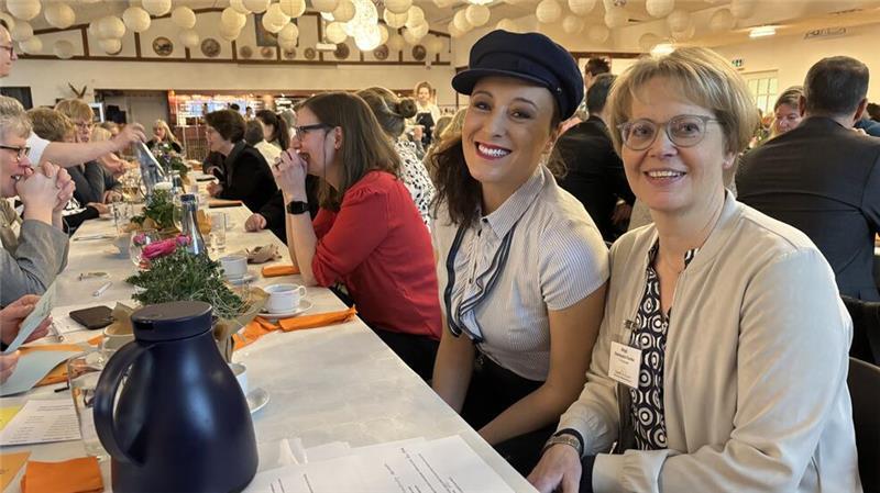 Chutney statt Sülze: So tickt die moderne Power-Landfrau Die Landfrauenvorsitzende Birgit Dammann-Tamke (re.) mit Entertainerin Annie Heger.