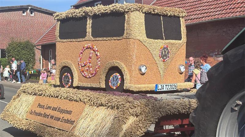 Umzug mit fantasievollen Wagen: Wild West und Ölfässer in Bargstedt Die Landjugend Anderlingen war mit Bulli dabei.