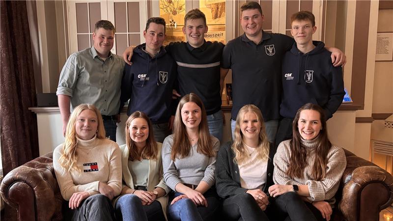 Die Landjugend Balje: Carsten Nagel, Lasse Beckmann, Simon Pohl, Henk Beckmann, Albrecht Pohl (oben von links) sowie Eske Meyer, Wiebke Kühlcke, Anneke Bajema, Paula Mahler und Wiebke Junge (unten von links).