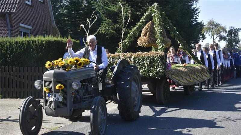 Die Landjugend Bargstedt führt den Umzug an.