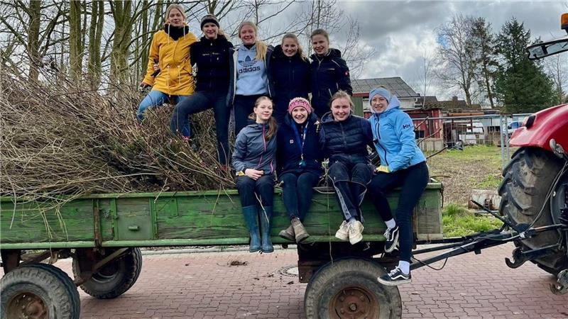 Die Landjugend beim Buschfahren: Frida Feil, Paula Mahler, Eske Meyer, Wiebke Kühlcke, Anneke Bajema (oben von links) sowie Thea Feil, Wiebke Junge, Wiebke Horwege und Jasmin Wächter (unten von links).