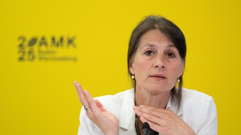 Agrarministerin Staudte: Geflügel im Stall halten Die Landkreise sollten eine Aufstallpflicht für Geflügel verhängen, meint Niedersachsens Agrarministerin Miriam Staudte. (Archivbild)
