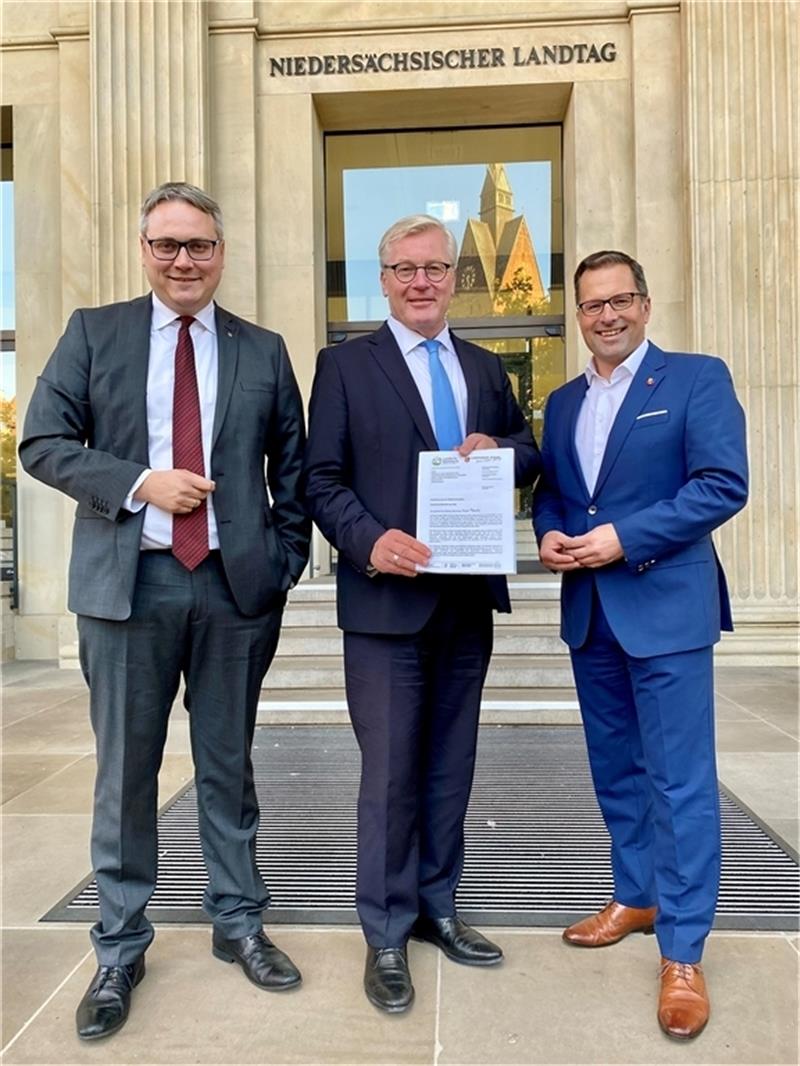 Die Landräte Marco Prietz (links) und Kai Seefried (rechts) setzen bei der Reaktivierung von Bahnstrecken auf die Unterstützung von Verkehrsminister Dr. Bernd Althusmann. Foto: Landkreis Stade