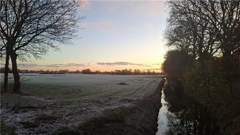 Die Landschaft ist in Stade am Freitagmorgen richtig winterlich.