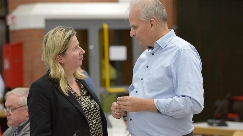 Die Landtagsabgeordnete Birgit Butter (CDU) im Gespräch mit Marc Höper, Vorsitzender des Stadtelternrats.