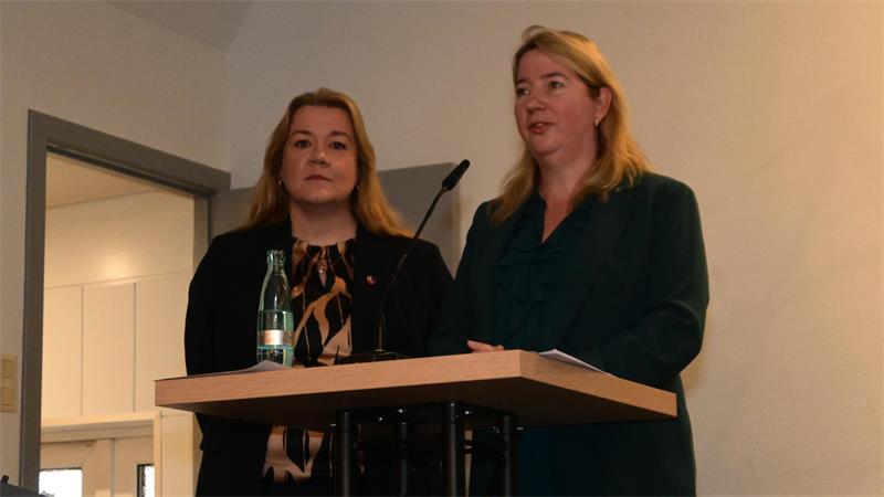Stader Sechsfachmord: CDU-Landtagsabgeordnete sprechen von „Behördenversagen“ Die Landtagsabgeordneten Melanie Reinecke und Birgit Butter sprechen von Behördenversagen (von links).