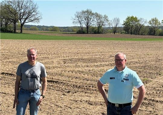 Die Landwirte Heinz Martens (links) und Frank Peper stehen in der Gemarkung Elstorf vor einem Feld, auf dem die Planer der B3 neu ein Regenrückhaltebecken vorsehen. Die beiden gehören dem Arbeitskreis der betroffenen Landwirte im Flurbereinigungsgebiet der Ortsumgehung Elstorf an.