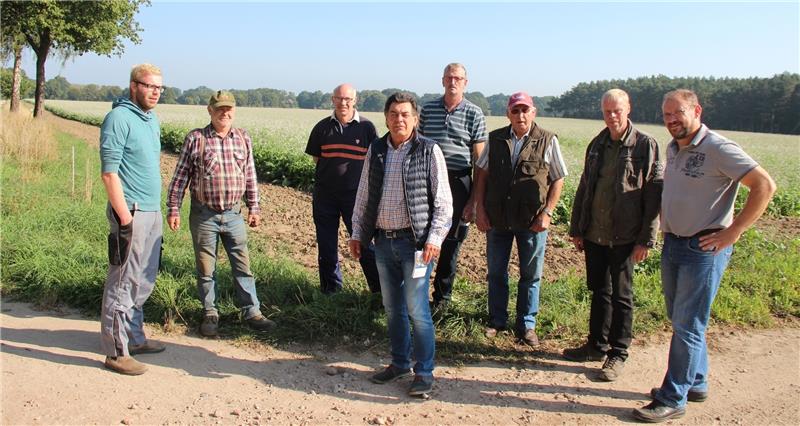Die Landwirte Nils Prigge (von links), Wolfgang Hauschild, Jens Benecke, Ortsvorsteher Eberhard Cohrs, Hartmut Prigge, Hans Cohrs, Holger Hinze und Thies Klußmann vor den Feldern im Osten Schwiederstorfs. Eine Ostumgehung Elstorfs würde sie
