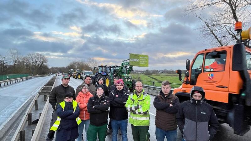 Landwirte demonstrieren in Niedersachsen: Treckerkolonnen sorgen für Stau in Stade Die Landwirte aus dem Kreis Stade protestierten am Montag gegen die geplante Streichung der Agrardieselvergütung und der Kfz-Steuer-Befreiung.