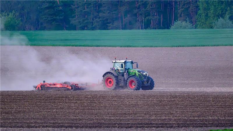 Die Landwirte in Schleswig-Holstein beobachten das Wetter genau. (Symbolbild)