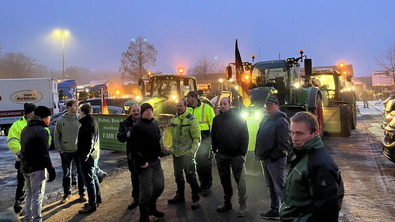 Die Landwirte warten, bis der Konvoi in Neukloster abfahren kann.