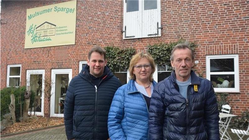 Die Landwirtsfamilie vor ihrem Hofladen in der Rosenstraße in Mulsum (von links): Jochen, Margret und Klaus-Dieter Heitmann (Archivbild).