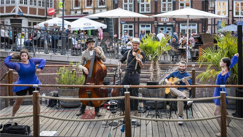 Die Lange Nacht in Stade bietet wieder - wie hier am Fischmarkt - einen Potpourri aus Musik, Tanz, Bühnenkunst, maritimen Angeboten und Gästeführungen.