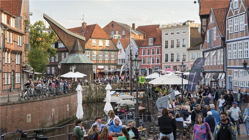 Die Lange Nacht in Stade bietet wieder - wie hier am Fischmarkt - einen Potpourri aus Musik, Tanz, Bühnenkunst, maritimen Angeboten und Gästeführungen.