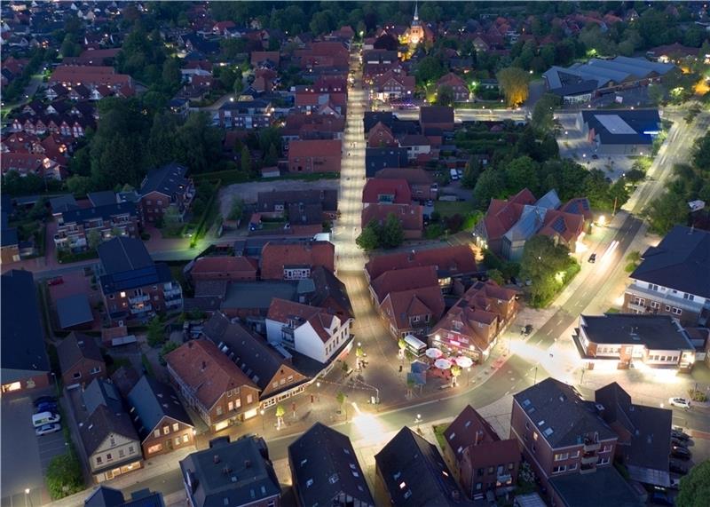 Die Lange Straße bei Nacht. Die Aufwertung der Straße wurde von der Architektenkammer Niedersachsen ausgezeichnet. Foto: L+ Landschaftsarchitektur