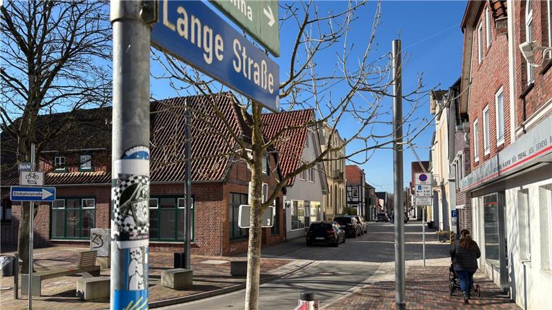 Die Lange Straße bildet das Zentrum im Flecken für Einkäufe, Café-Besuche oder Schaufensterbummel.