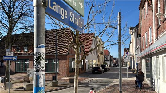 Die Lange Straße bildet das Zentrum im Flecken für Einkäufe, Café-Besuche oder Schaufensterbummel.