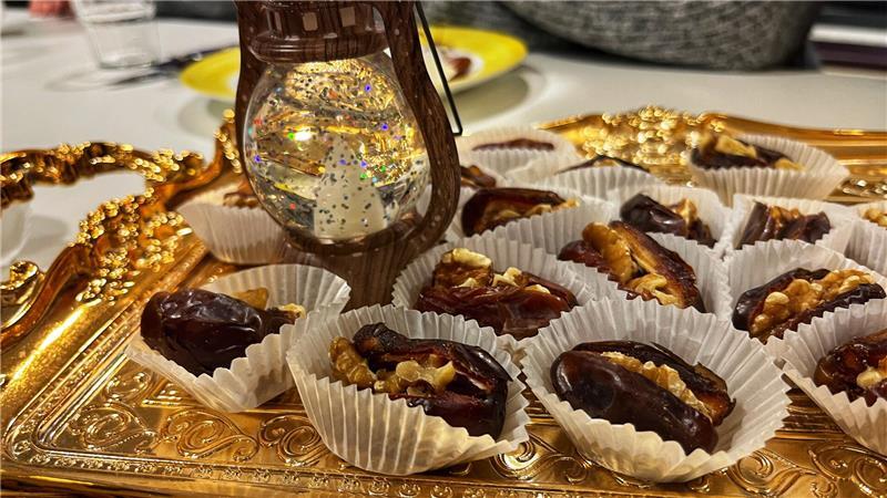 Die Laterne und die Datteln gehören zum Ramadan wie Christbaumschmuck und Plätzchen zu Weihnachten.